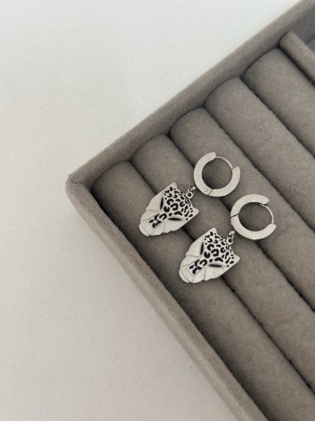 حلق مميز باللون الفضي اللون مكفول 