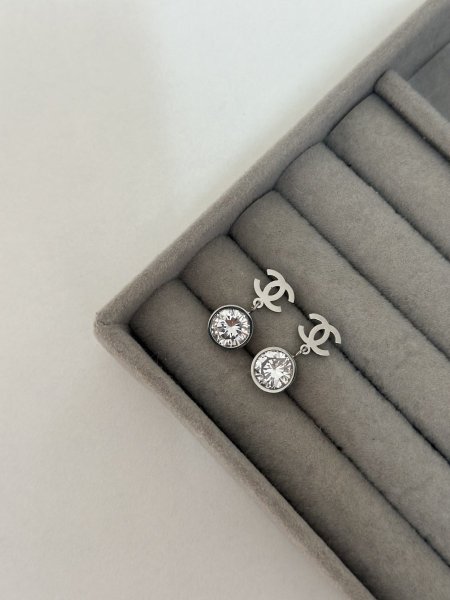 حلق مميز من شانيل اللون مكفول 