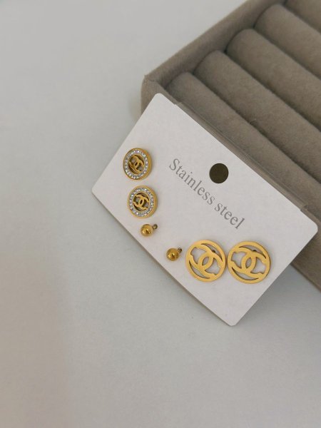 حلق مميز من شانيل اللون مكفول 