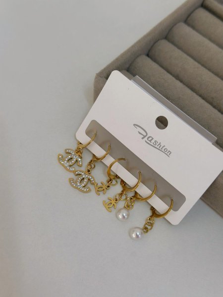 حلق مميز من شانيل اللون مكفول 