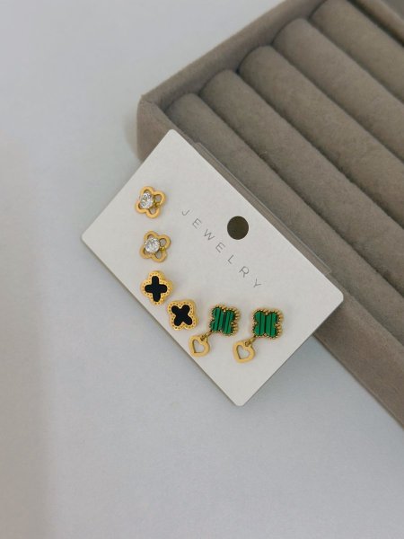 حلق مميز من فان كليف اللون مكفول 