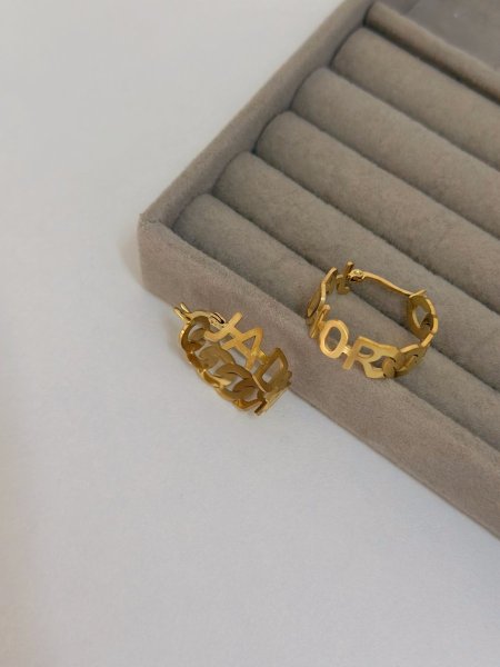 حلق مميز من ديور اللون مكفول 